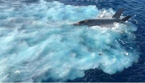 지난달 24일 남중국해 훈련 중 추락한 F-35C 전투기[소셜미디어 캡처=연합뉴스 자료사진]